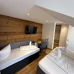 Landgasthaus Zum Kreuz Gbr ايسني ام الغو