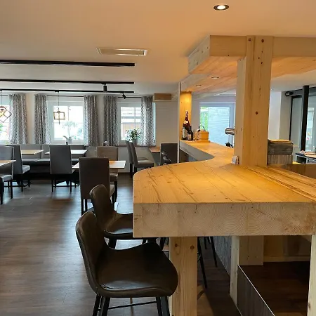 Landgasthaus Zum Kreuz Gbr بيت ريفي ايسني ام الغو